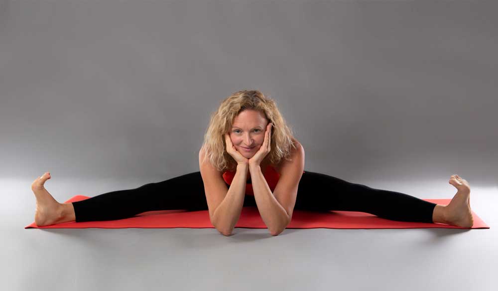 Yogaraum von YogaImFluss in Eglisau: heller Studioraum mit Holzboden und ausgelegten Yogamatten